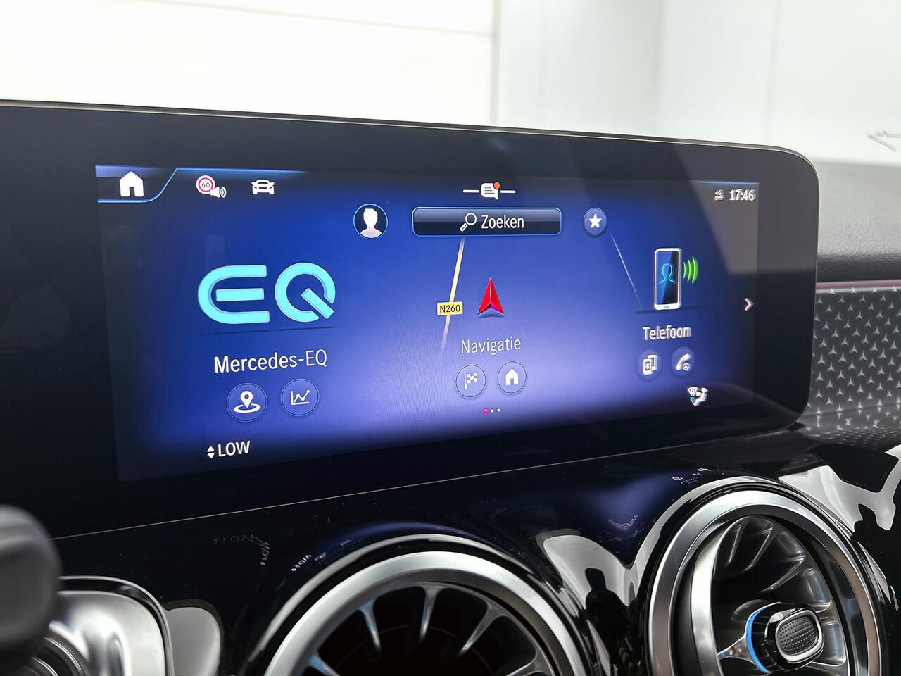 Mercedes-Benz EQB 250+ Business Solution 71 kWh | Parkeerpakket met achteruitrijcamera | EASY PACK achterklep | Zitcomfortpakket | Extra USB-poorten | Verwarmde stoelen vooraan | Sfeerverlichting | Licht- en zicht pakket |