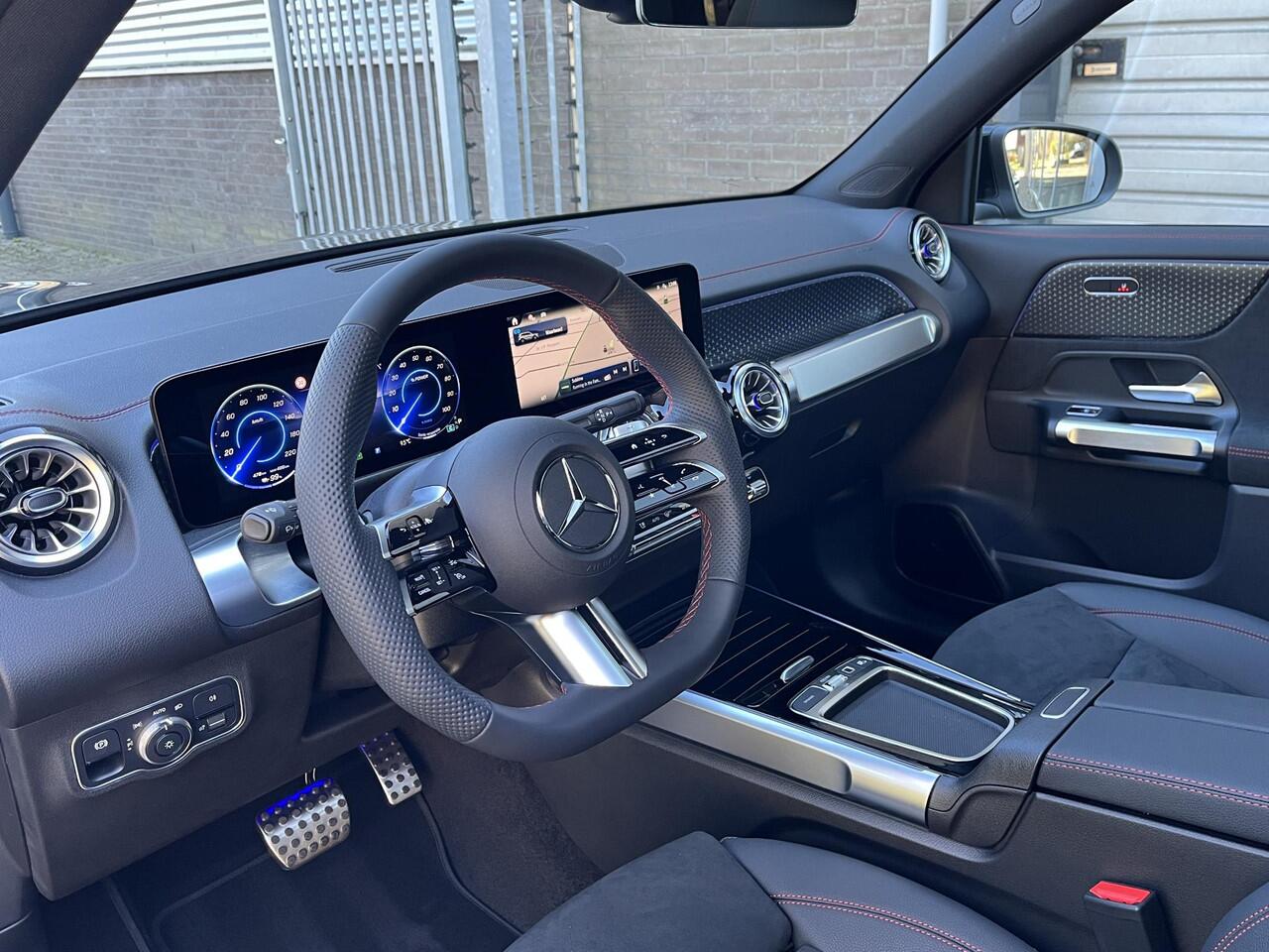 Mercedes-Benz EQB 250+ AMG | Panoramadak | Dodehoekassistent | Donkergetint Glas Achter | Apple CarPlay | Android Auto | Advanced Sound System | Sfeerverlichting | Stoelverwarming | Verschuifbare Achterstoelen | Elektrisch Inklapbare Buitenspiegels