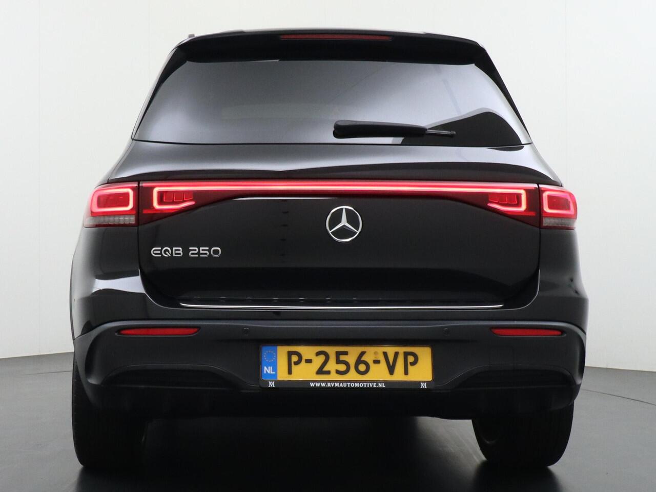 Mercedes-Benz EQB 250 AMG Line 7p. 67 kWh SOH 96% PANORAMADAK | ELECTR STOELEN+geheugen | AMBILIGHT | ADAPTIVE CRUISE | HEAD UP | MEGA COMPLEET!