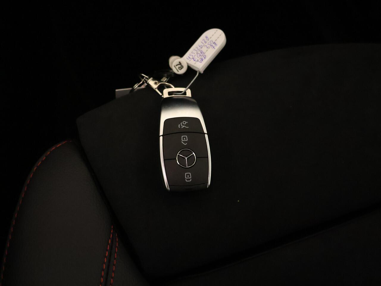 Mercedes-Benz EQB 250+ AMG Line 71 kWh | Head-up display | Parkeerpakket met 360°-camera | KEYLESS-GO comfort pakket | Burmester Surround Sound systeem | EASY PACK achterklep | Extra USB-poorten |