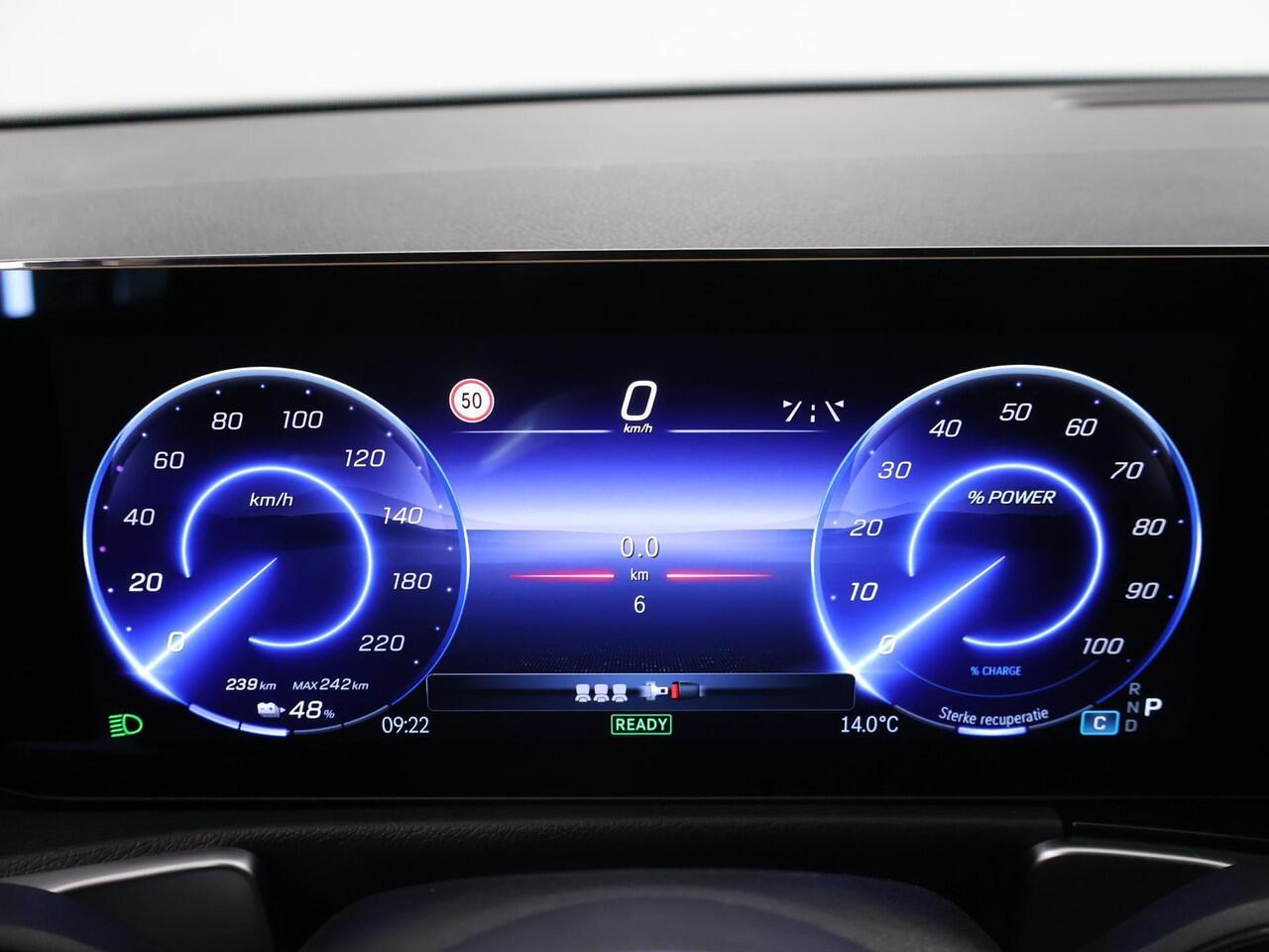 Mercedes-Benz EQB 250+ Luxury Line | Dodehoek Detectie | Panoramadak | Keyless Go | Sfeerverlichting | Stoelverwarming | Apple Carplay/Android Auto |