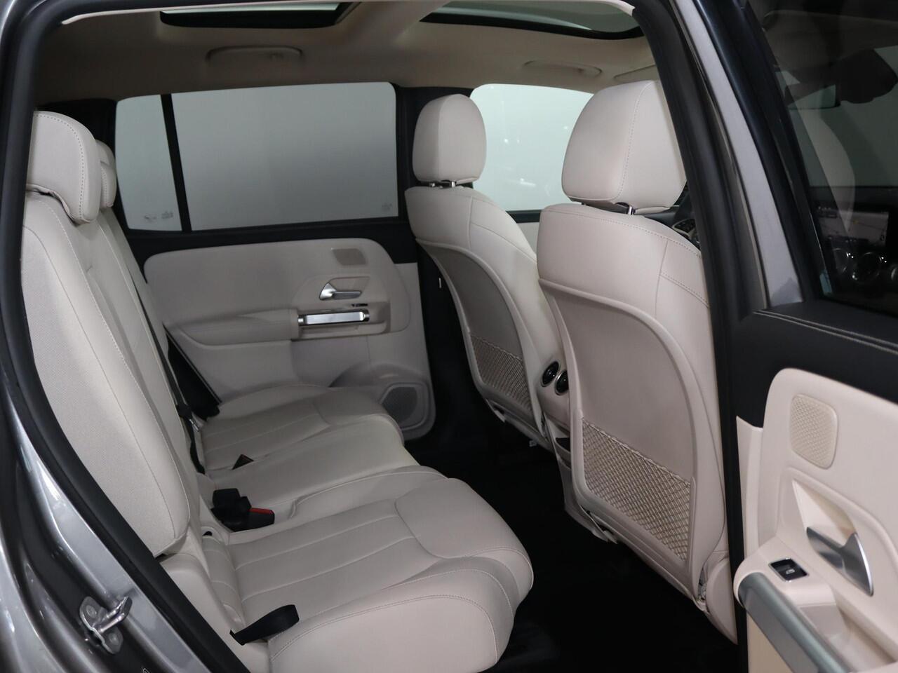 Mercedes-Benz EQB 250+ Luxury Line 7p. 71 kWh | 7-zitter | Memory stoelen | Sfeerverlichting | Panoramadak