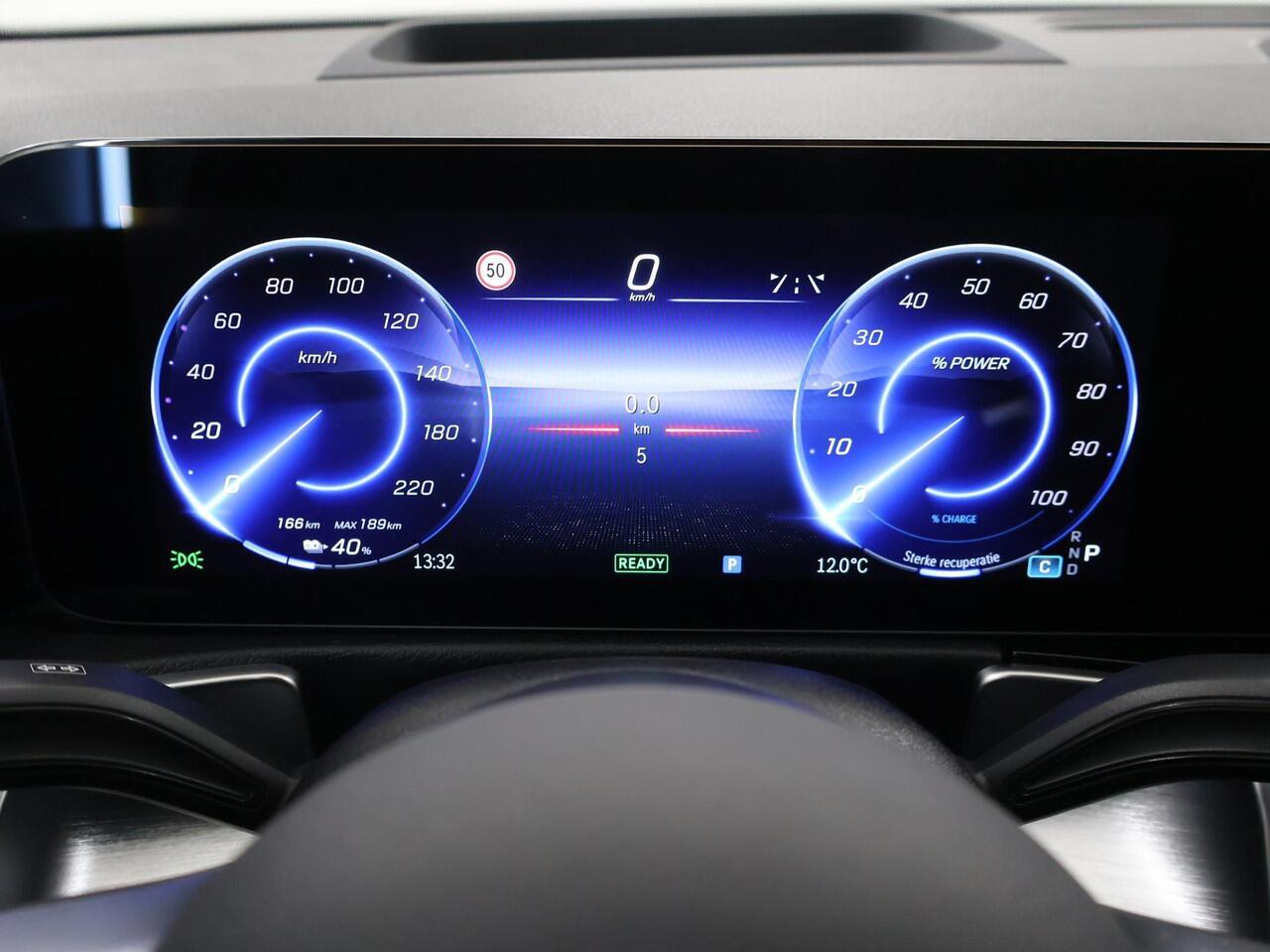 Mercedes-Benz EQB 250+ AMG Line 71 kWh | Head-up display | Panoramaschuifdak | Stoelverwarming | Keyless go | Smartphone-integratie |