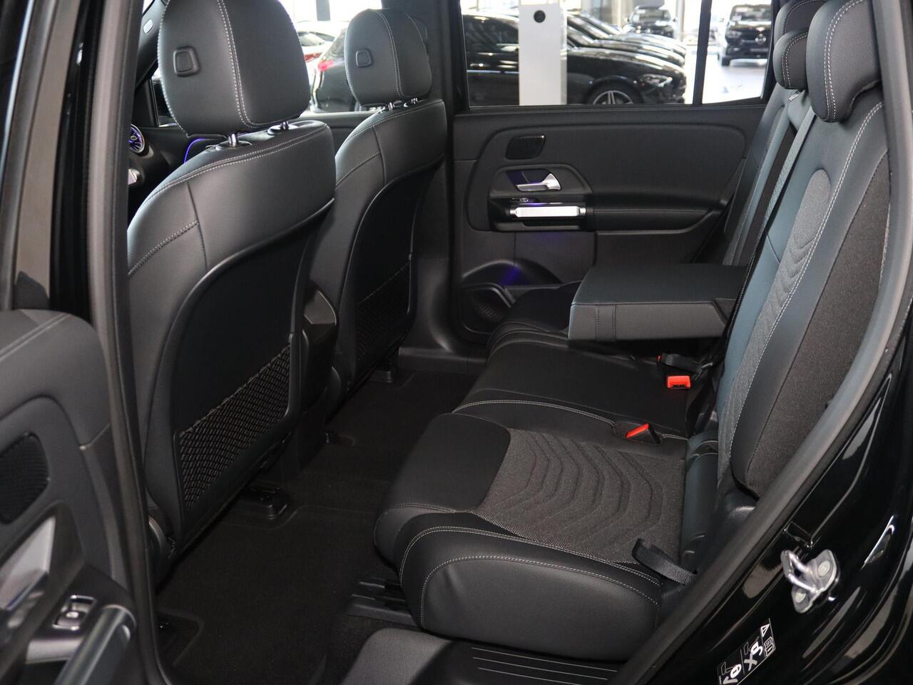 Mercedes-Benz EQB 250+ Business Line 71 kWh | Trekhaak | Panoramaschuifdak | Privacy glas | Distronic | 18-Inch |