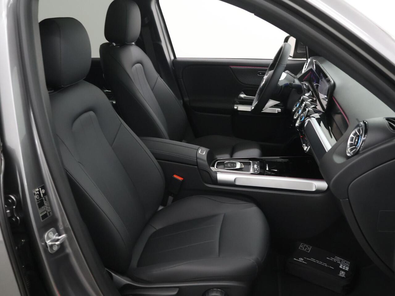 Mercedes-Benz EQB 250+ Luxury Line | Dodehoek Detectie | Panoramadak | Keyless Go | Sfeerverlichting | Stoelverwarming | Apple Carplay/Android Auto |