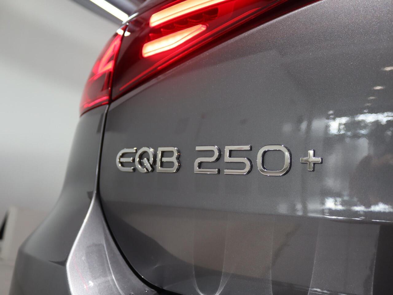 Mercedes-Benz EQB 250+ Luxury Line 7p. 71 kWh | 7-zitter | Memory stoelen | Sfeerverlichting | Panoramadak