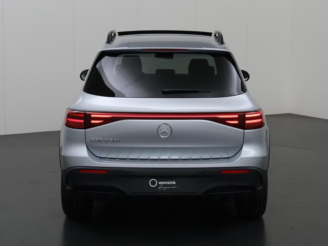 Mercedes-Benz EQB 250+ AMG Line | Stoelverwarming | Panoramaschuifdak | Sfeerverlichting | Keyless go | Premium pakket