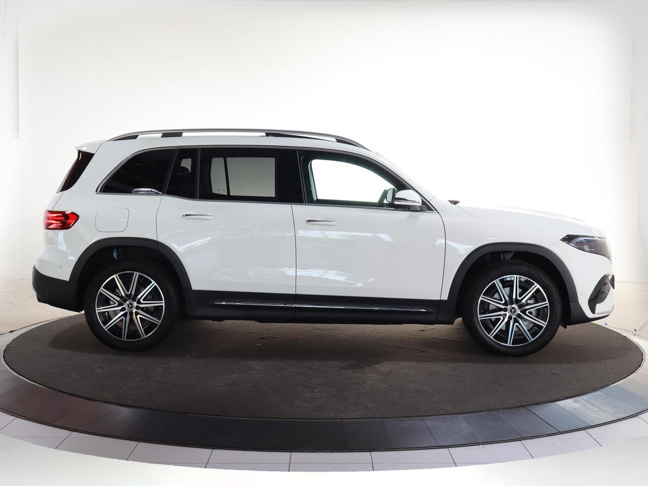 Mercedes-Benz EQB 250+ Business Solution AMG 71 kWh | Panoramadak | Trekhaak | Burmester | Memory stoelen | Head-up display | Sfeerverlichting | Winter pakket |