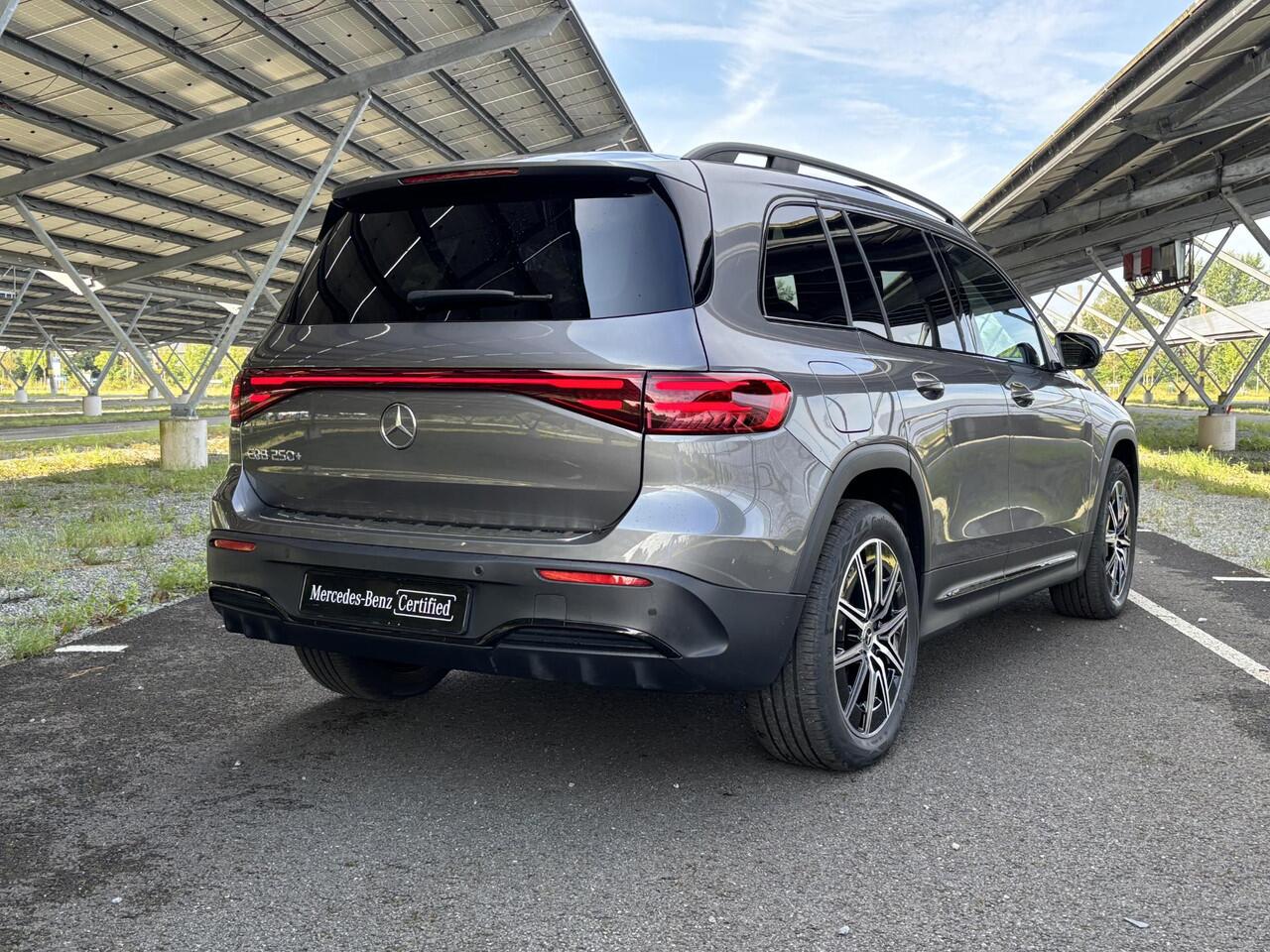 Mercedes-Benz EQB 250+ AMG Line 71 kWh | Night | Facelift | Panoramadak | Sfeerverlichting | Parkeercamera | Stoelverwarming |