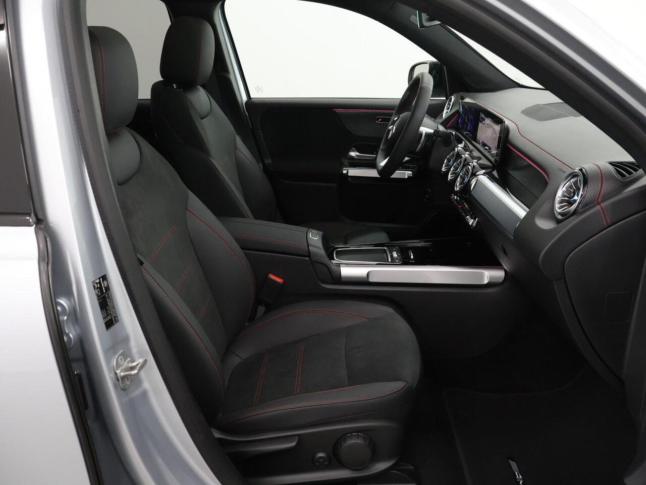 Mercedes-Benz EQB 250+ AMG Line | Stoelverwarming | Panoramaschuifdak | Sfeerverlichting | Keyless go | Premium pakket