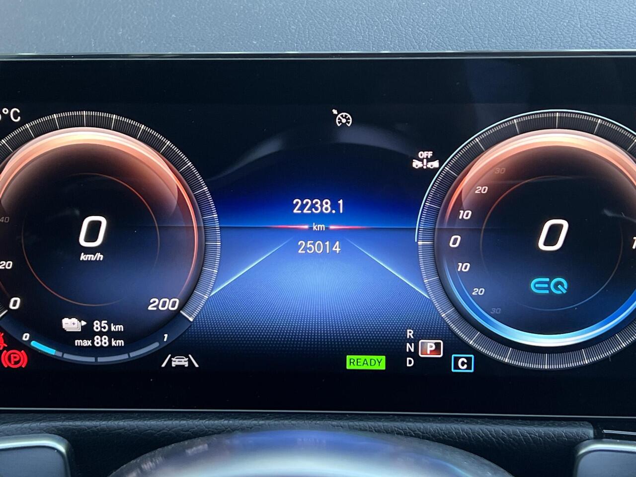 Mercedes-Benz EQB 250+ | AMG Line | Panoramadak | Night Pakket | Business Plus Pakket | Elektrisch Verstelbare Stoelen + Memory | Dodehoekassistent | 360° Camera | Advanced Sound System | Sfeerverlichting | Stoelverwarming