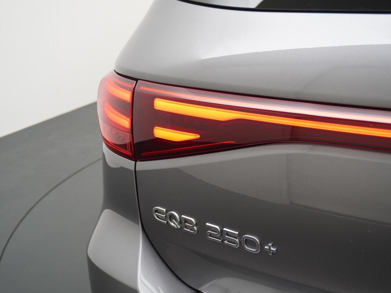 Mercedes-Benz EQB 250+ Business Solution Luxury 7pers. 71 kWh Accu | Distronic Cruise Control | Panorama - Schuifdak | 360° Camera | DAB+ Radio | Voorstoelen Verwarmd | Apple Carplay & Android Auto