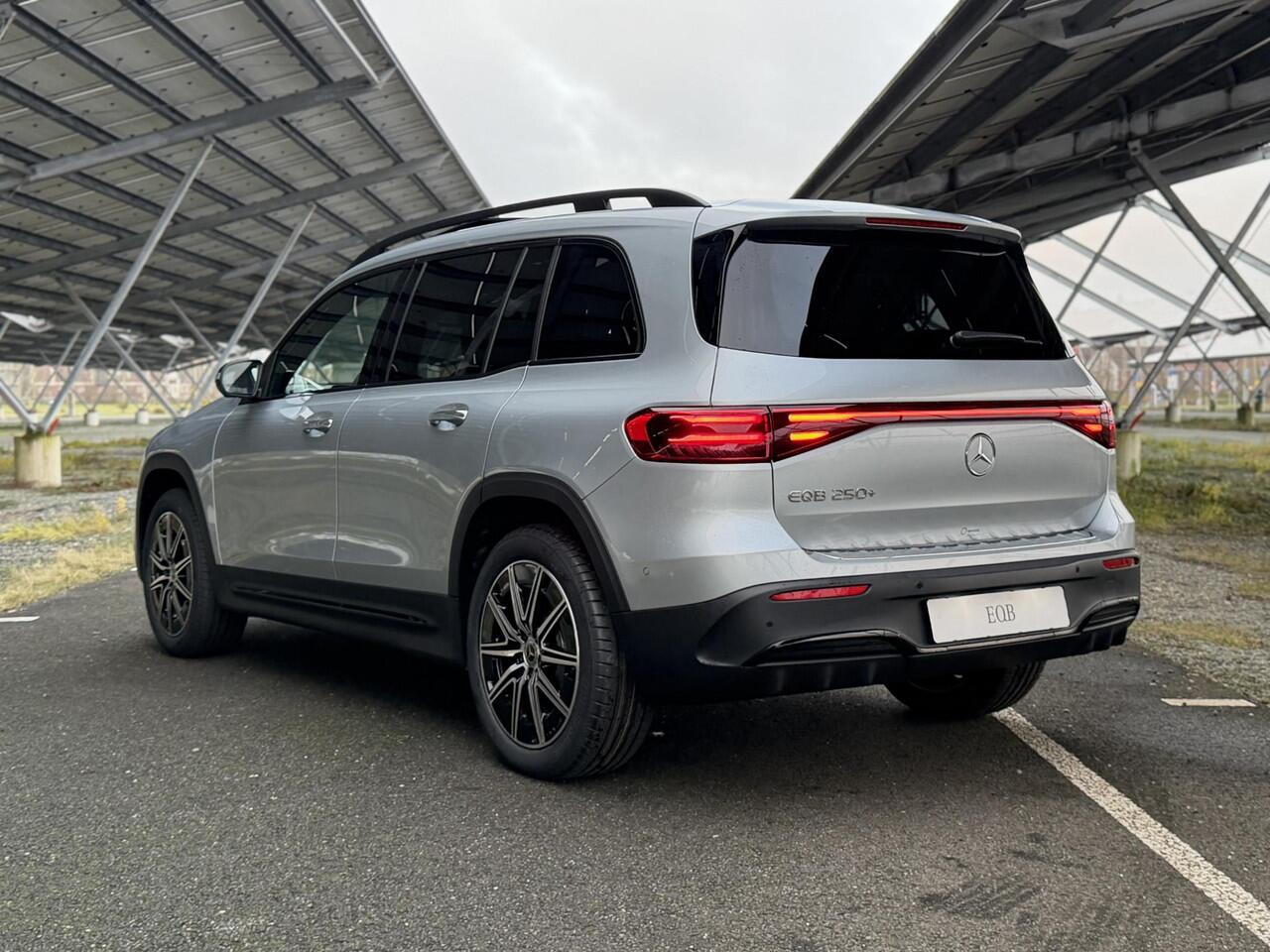 Mercedes-Benz EQB 250+ Business Solution AMG 71 kWh | Night | Panoramadak | Burmester | Memory stoelen | 360 camera | Sfeerverlichting |