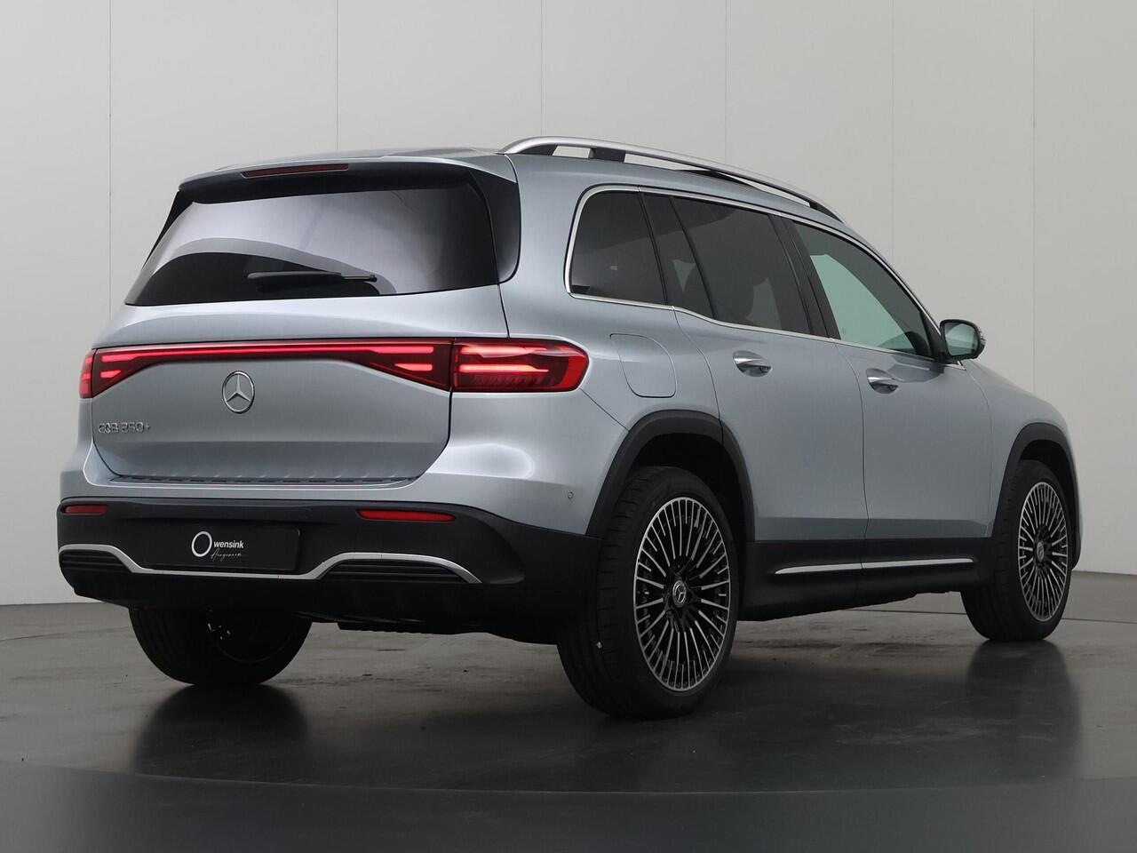 Mercedes-Benz EQB 250+ AMG Line 71 kWh | Panoramaschuifdak | Head-up display | Keyless go | Verstelbare demping| Smartphone-integratie |