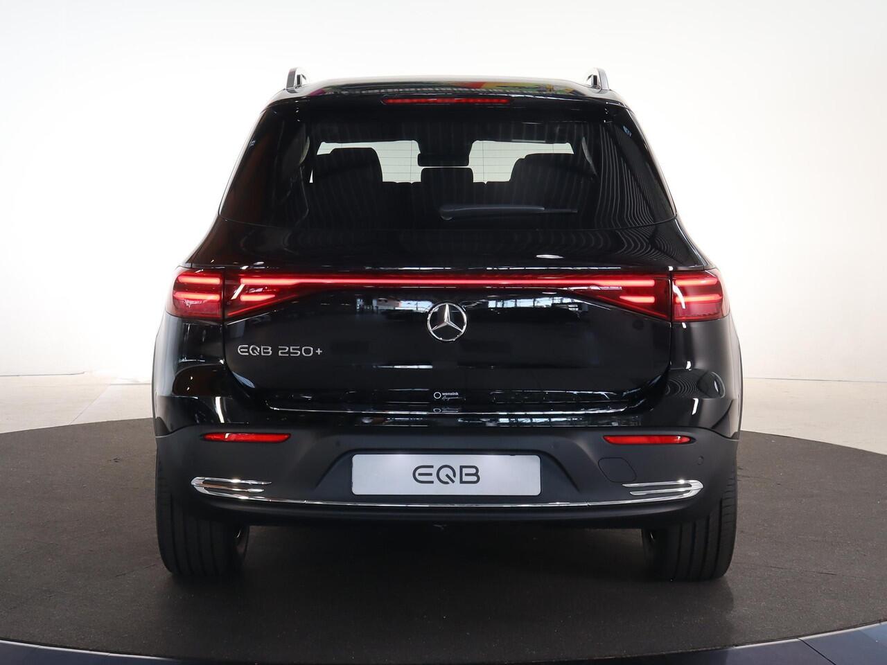 Mercedes-Benz EQB 250+ Business Line 71 kWh | Trekhaak | Panoramaschuifdak | Privacy glas | Distronic | 18-Inch |