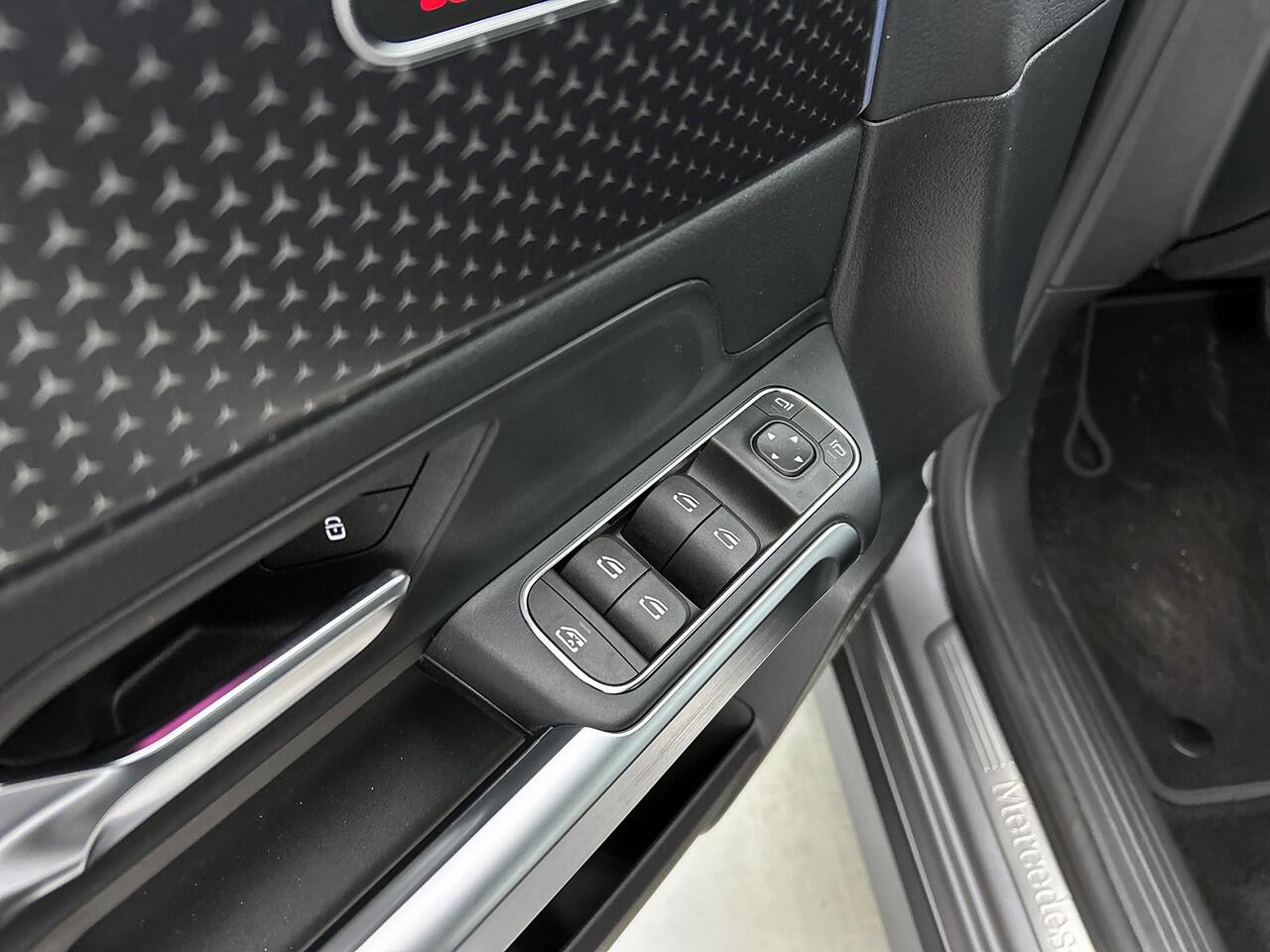 Mercedes-Benz EQB 250+ Business Solution 7p. 71 kWh | Parkeerpakket met achteruitrijcamera | EASY PACK achterklep | Sfeerverlichting | Verwarmde stoelen vooraan | Extra USB-poorten | Zitcomfortpakket | Licht- en zicht pakket |