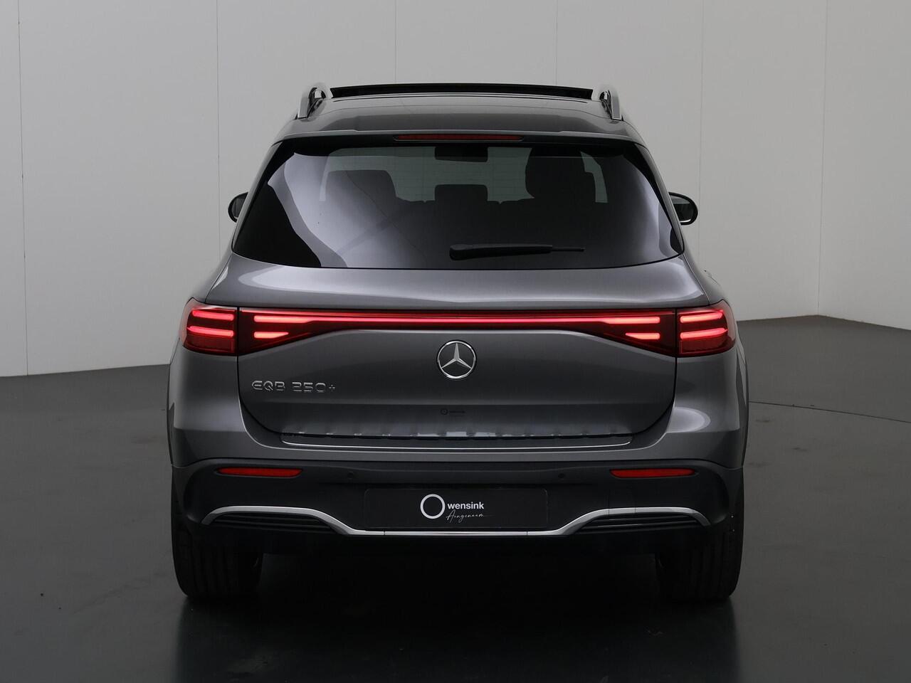 Mercedes-Benz EQB 250+ AMG Line 71 kWh | Head-up display | Panoramaschuifdak | Stoelverwarming | Keyless go | Smartphone-integratie |