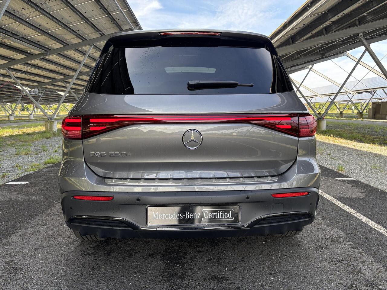 Mercedes-Benz EQB 250+ AMG Line 71 kWh | Night | Facelift | Panoramadak | Sfeerverlichting | Parkeercamera | Stoelverwarming |