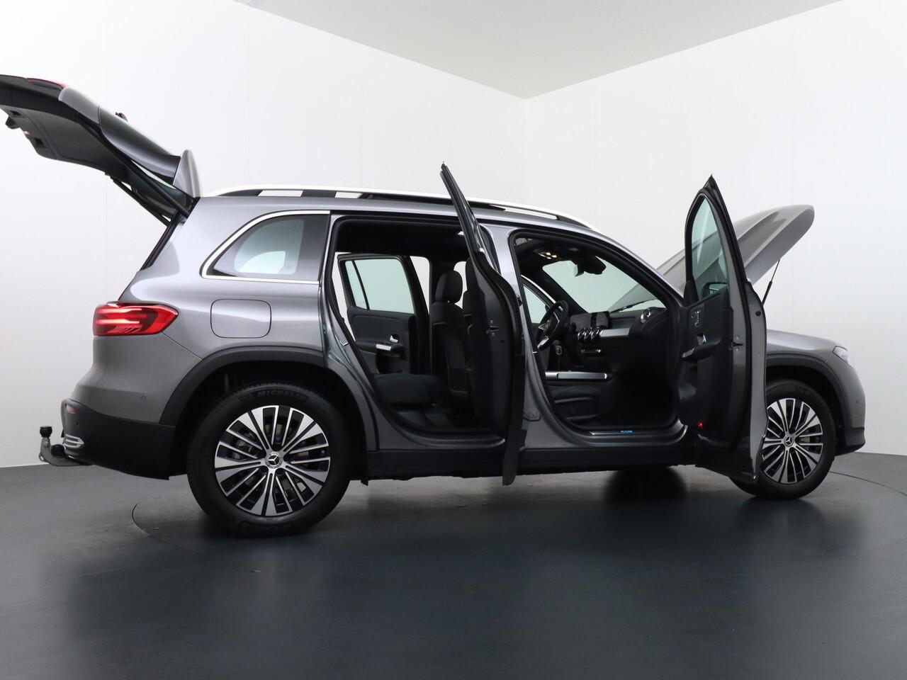 Mercedes-Benz EQB 250+ Business Solution Luxury 71 kWh Accu | Distronic Cruise Control | Panorama - Schuifdak | Memorystoelen | Trekhaak Wegklapbaar | Apple Carplay & Android Auto | DAB+ Radio