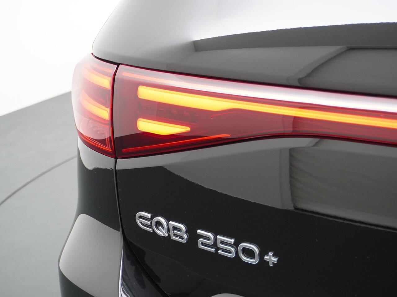 Mercedes-Benz EQB 250+ Business Solution Luxury 71 kWh Accu | Panorama - Schuifdak | Trekhaak Wegklapbaar | Distronic Cruise Control | Memorystoelen | Burmester Surround Sound | Apple Carplay & Android Auto