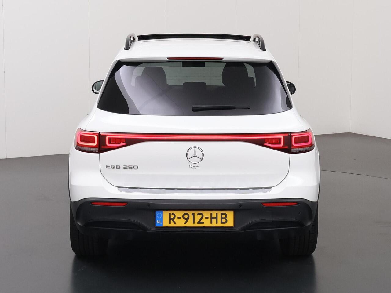 Mercedes-Benz EQB 250 AMG Line 67 kWh | Rijassistentiepakket | Panoramadak | Headup | Lederen bekleding | Stoelventilatie |