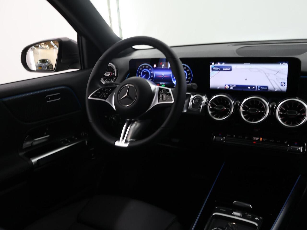 Mercedes-Benz EQB 250+ Luxury Line | Dodehoek Detectie | Panoramadak | Keyless Go | Sfeerverlichting | Stoelverwarming | Apple Carplay/Android Auto |