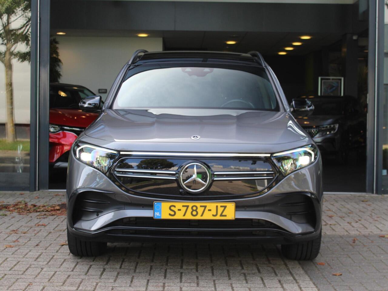 Mercedes-Benz EQB 300 4MATIC AMG Line 67 kWh / 23.000KM / PANO / NAVI / BLINDSPOT / 360 CAMERA / CLIMATE / STOELV. / E.L. ACHTERKLEP / PRIVACY GLASS / 18''