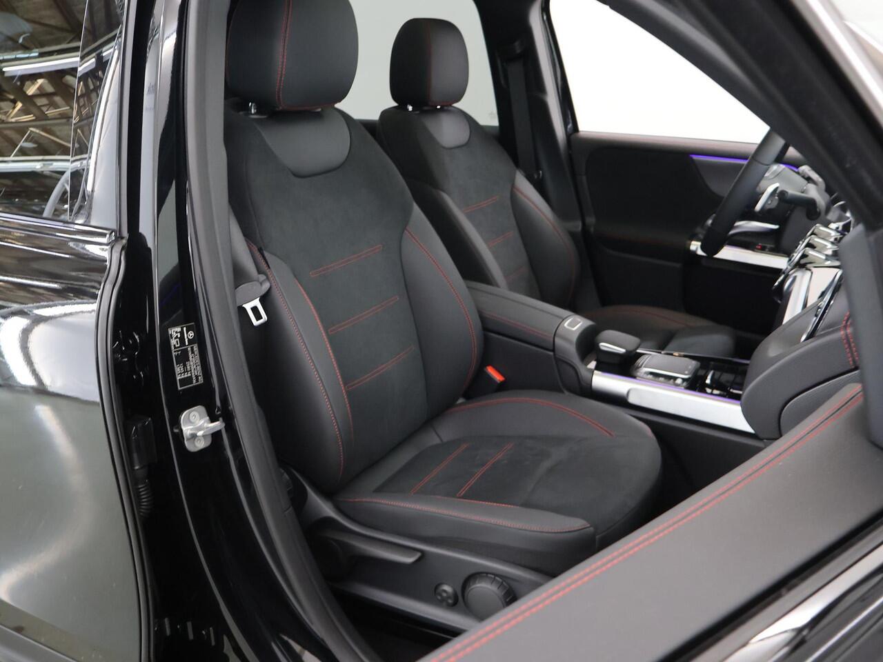 Mercedes-Benz EQB 300 4MATIC AMG NIGHT Premium 67 kWh | Panoramadak | Sfeerverlichting | Apple Carplay | Stoelverwarming | Achteruitrijcamera |