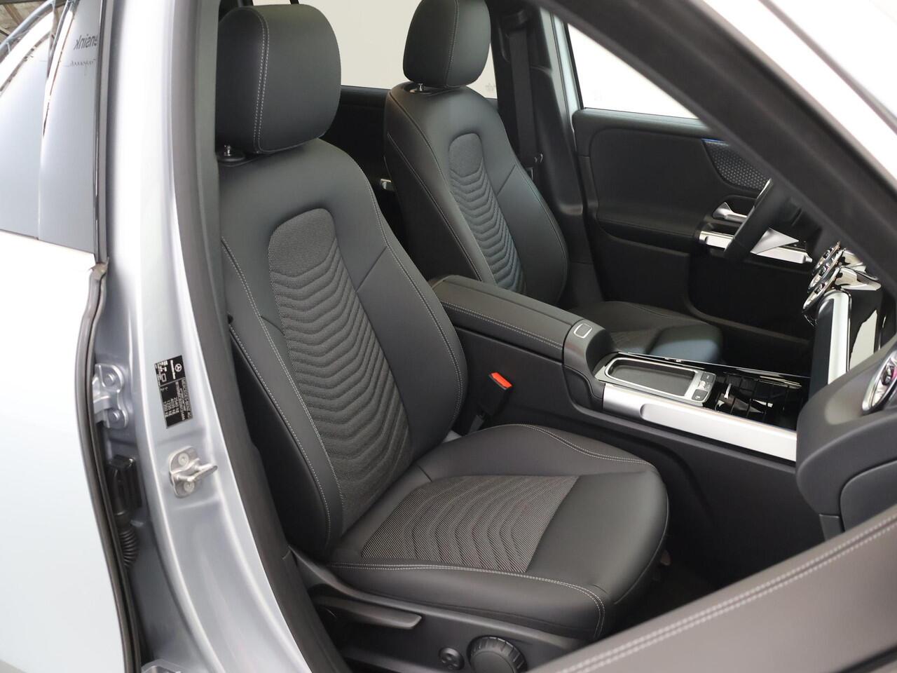 Mercedes-Benz EQB 250+ Luxury Line 71 kWh | Panoramadak | Winter Pakket | Car Play | Sfeerverlichting |