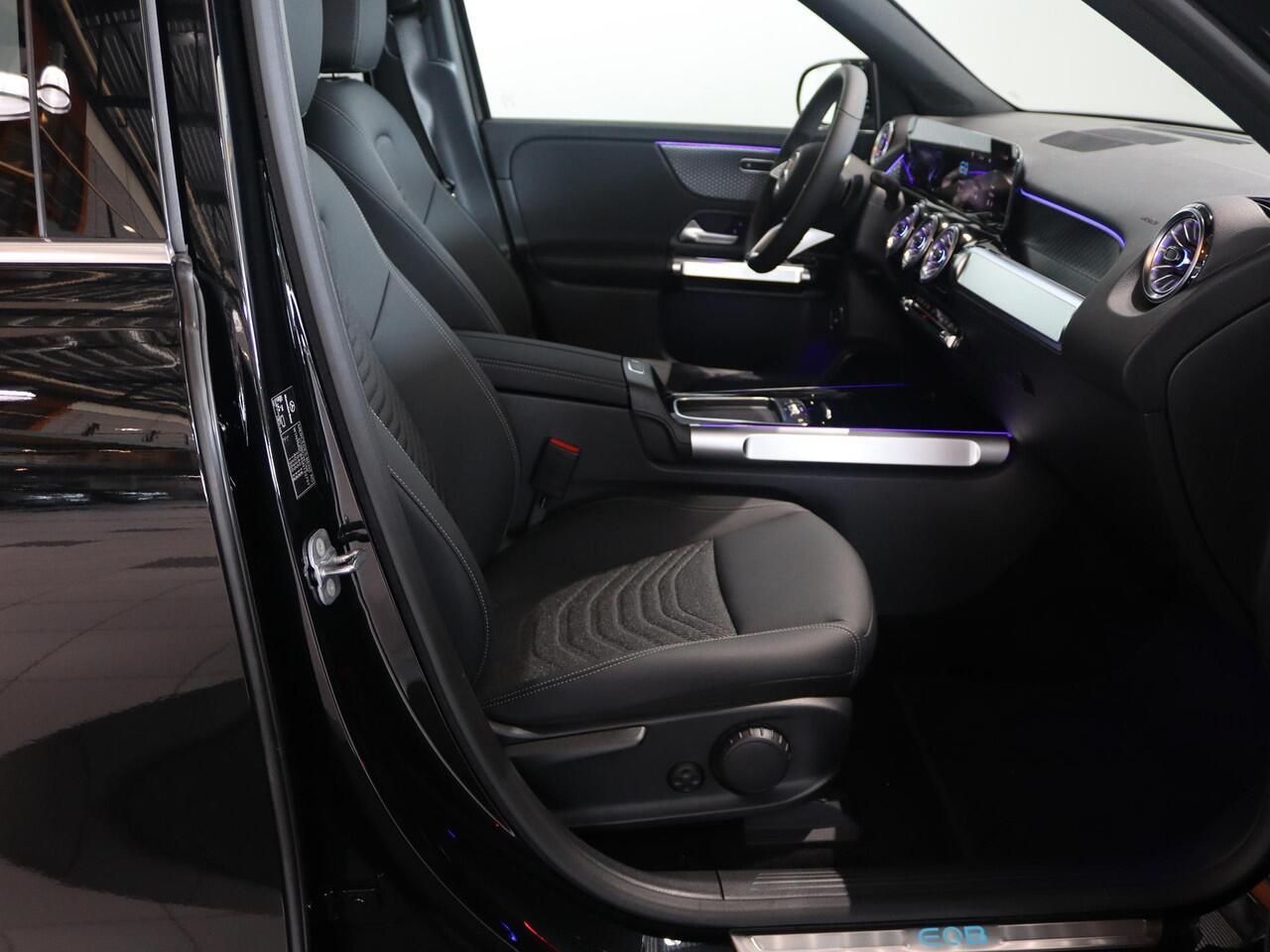 Mercedes-Benz EQB 250+ Business Line 71 kWh | Trekhaak | Panoramaschuifdak | Privacy glas | Distronic | 18-Inch |