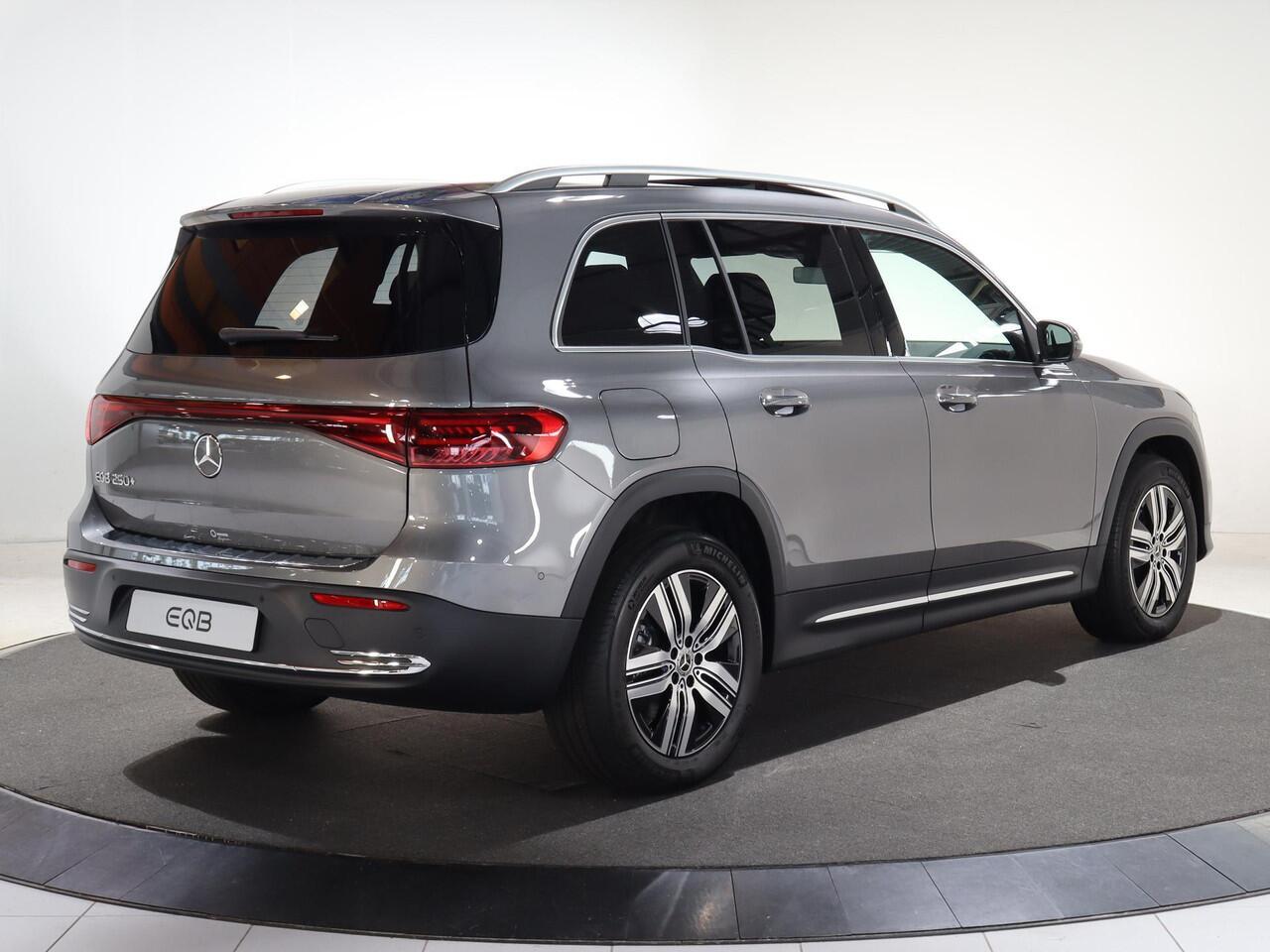 Mercedes-Benz EQB 250+ Luxury Line | Camera | Panorama dak | Zitcomfort Pakket | Getint Glas
