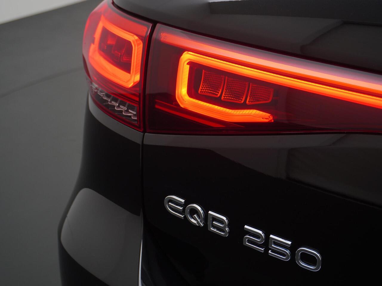 Mercedes-Benz EQB 250 AMG Line 7p. 67 kWh SOH 96% PANORAMADAK | ELECTR STOELEN+geheugen | AMBILIGHT | ADAPTIVE CRUISE | HEAD UP | MEGA COMPLEET!