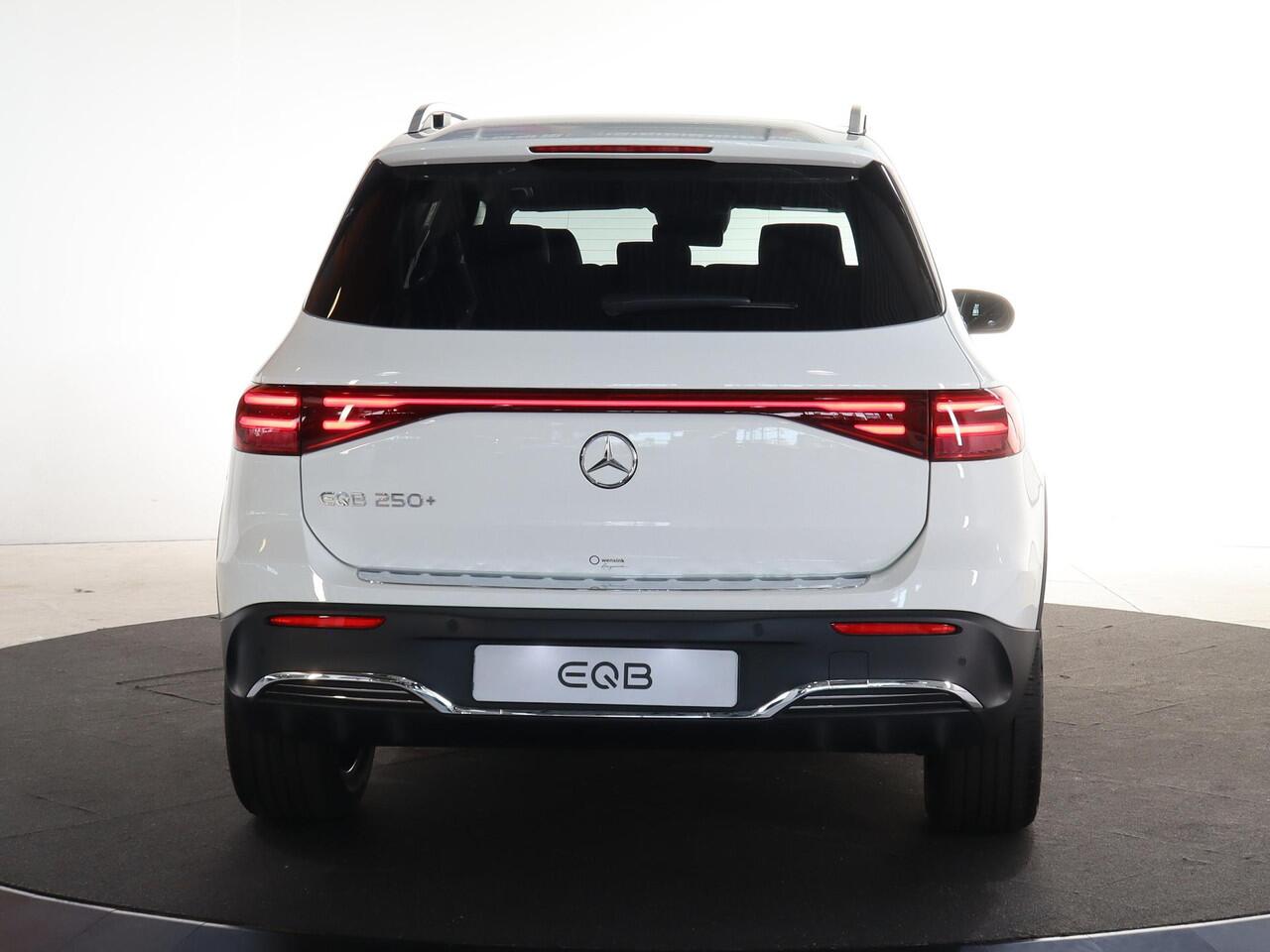 Mercedes-Benz EQB 250+ Business Solution AMG 71 kWh | Panoramadak | Trekhaak | Burmester | Memory stoelen | Head-up display | Sfeerverlichting | Winter pakket |