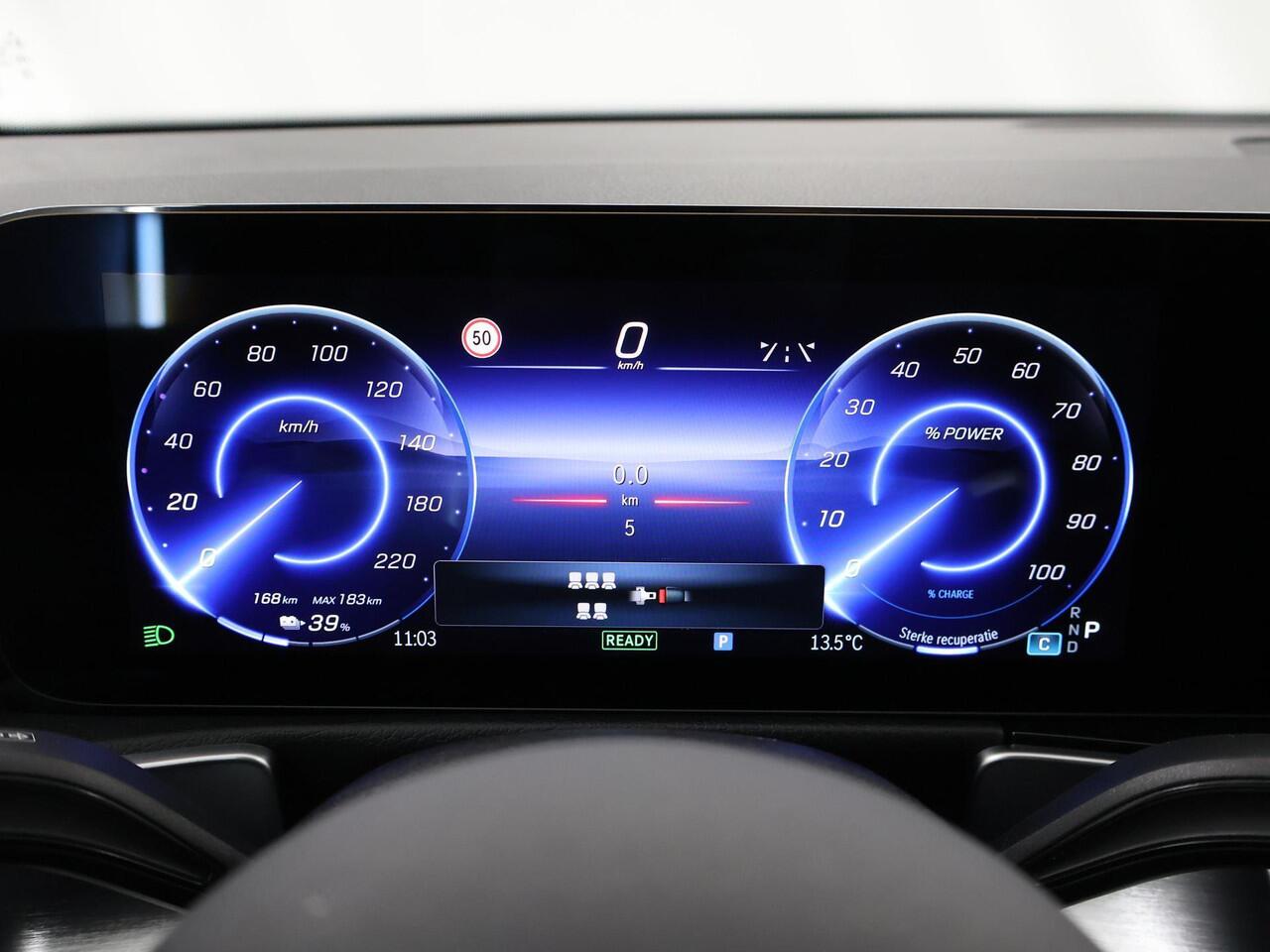 Mercedes-Benz EQB 250+ AMG Line | Stoelverwarming | Panoramaschuifdak | Sfeerverlichting | Keyless go | Premium pakket