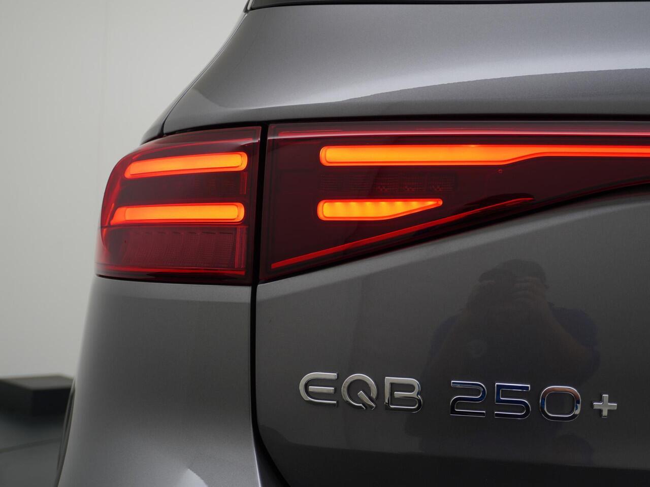 Mercedes-Benz EQB 250+ Business Solution Luxury 7pers. 71 kWh Accu | Distronic Cruise Control | Memorystoelen | Panorama - Schuifdak | Apple Carplay & Android Auto | 360° Camera | Sfeerverlichting | Verwarmd Stuurwiel