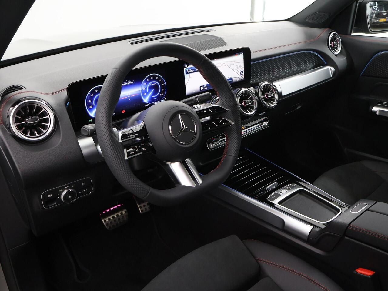 Mercedes-Benz EQB 250+ AMG Line 71 kWh | Panoramaschuifdak | Trekhaak | 360°-camera | Dodehoekassistent | Stoelverwarming voor |