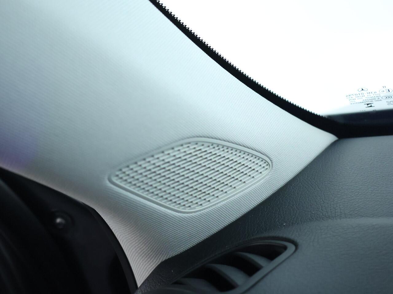 Mercedes-Benz EQB 300 4-MATIC Luxury Line | Trekhaak af fabriek| Panorama Schuif-Kanteldak | Adaptieve Cruise i.c.m Rijass.Pakket | 360°-Camera | Sfeerverlichting | Winter pakket: Stuur en Stoelverwarming| Inclusief 24 maanden MB Certified garantie voor Europa.