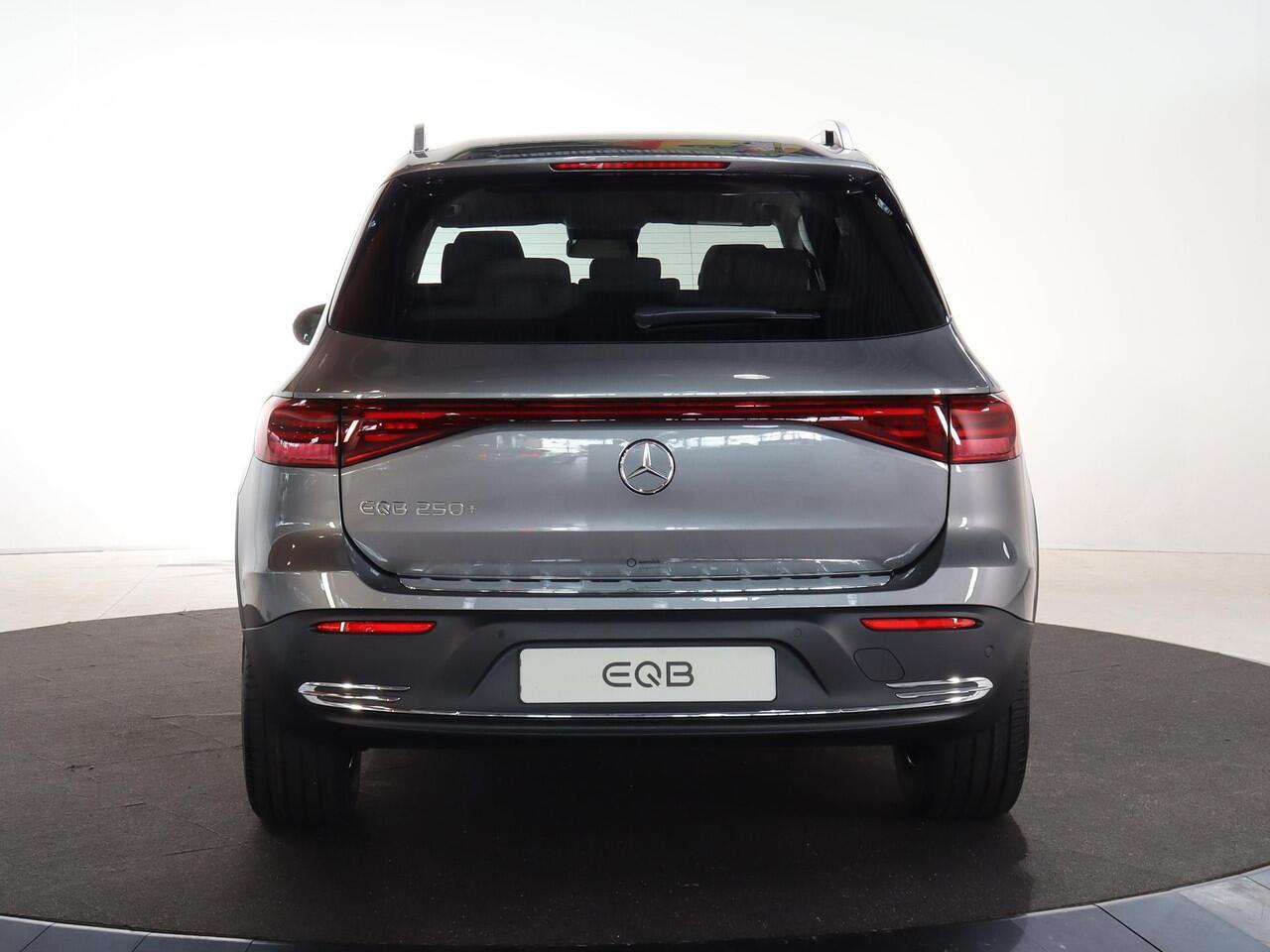 Mercedes-Benz EQB 250+ Luxury Line 7p. 71 kWh | 7-zitter | Memory stoelen | Sfeerverlichting | Panoramadak