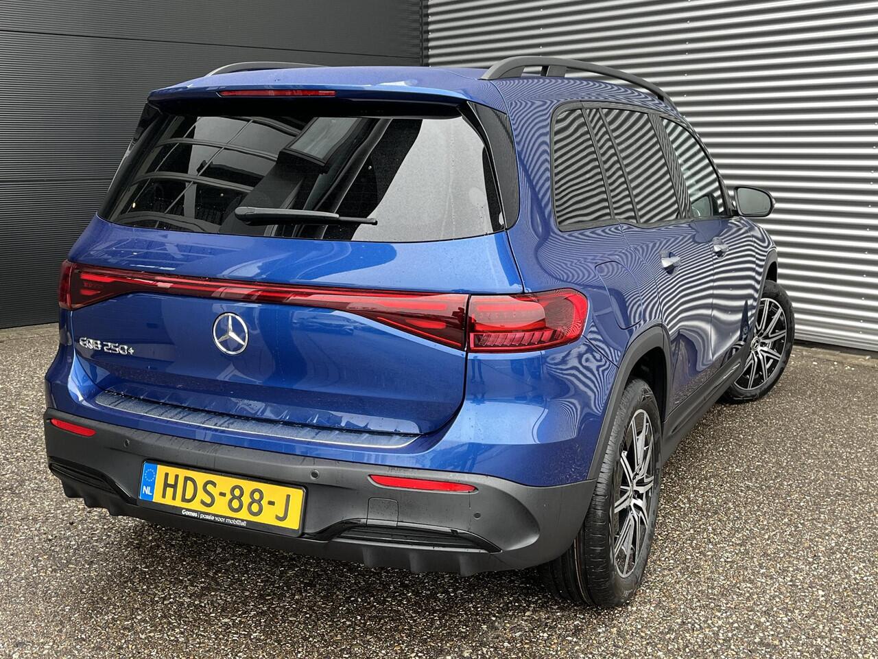 Mercedes-Benz EQB 250+ AMG Line | Rijassistentiepakket | Premium Pakket | Night Pakket | Winter Pakket | Panoramadak | Trekhaak | Elektrisch Verstelbare Stoelen + Memory | Burmester Surround Sound | 360° Camera | Head-up Display | Apple CarPlay | Android Auto