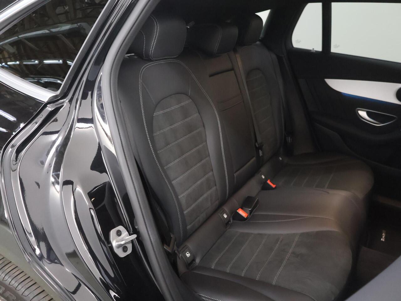 Mercedes-Benz EQC 400 4MATIC AMG Line 80 kWh | Schuif/kanteldak | Rijassistentiepakket | Treeplanken | Trekhaak | Memory | Headup |