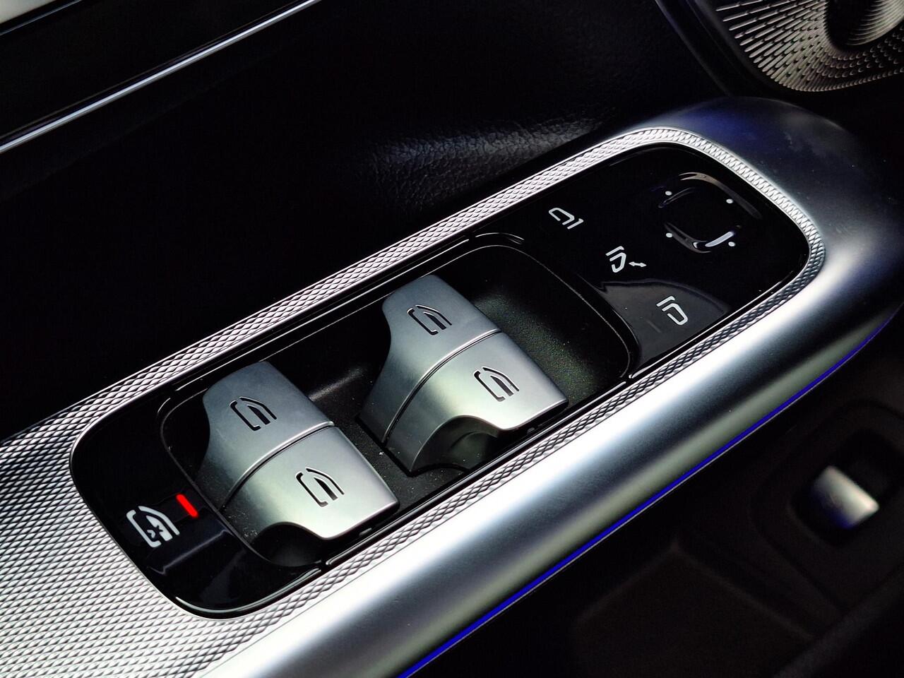 Mercedes-Benz EQE 300 AMG Line | Premium Pakket | Night Pakket | Rijassistentie Pakket Plus | Akoestisch Comfortpakket | Trekhaak | Burmester 3D Surround Sound | 360° Camera | DISTRONIC Afstandsassistent | Verkeersbordenassistent | DIGITAL LIGHT | Elektrisch Verstelbare St