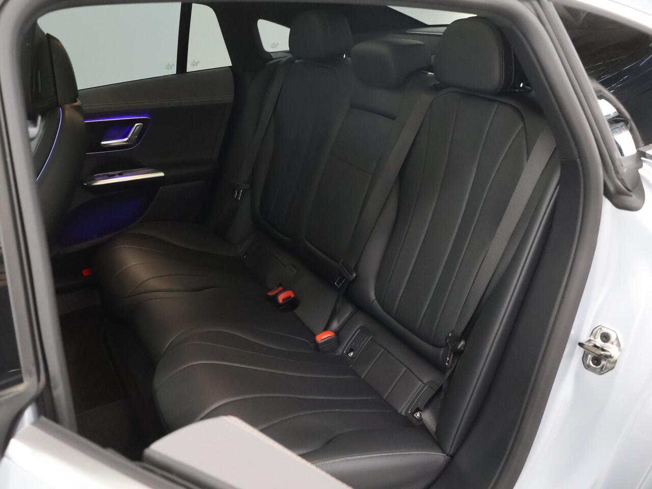 Mercedes-Benz EQE 300 Business Line 89 kWh | Panoramadak | Achteruitrijcamera | 19" lichtmetalen velgen | Stoelverwarming | Sfeerverlichting