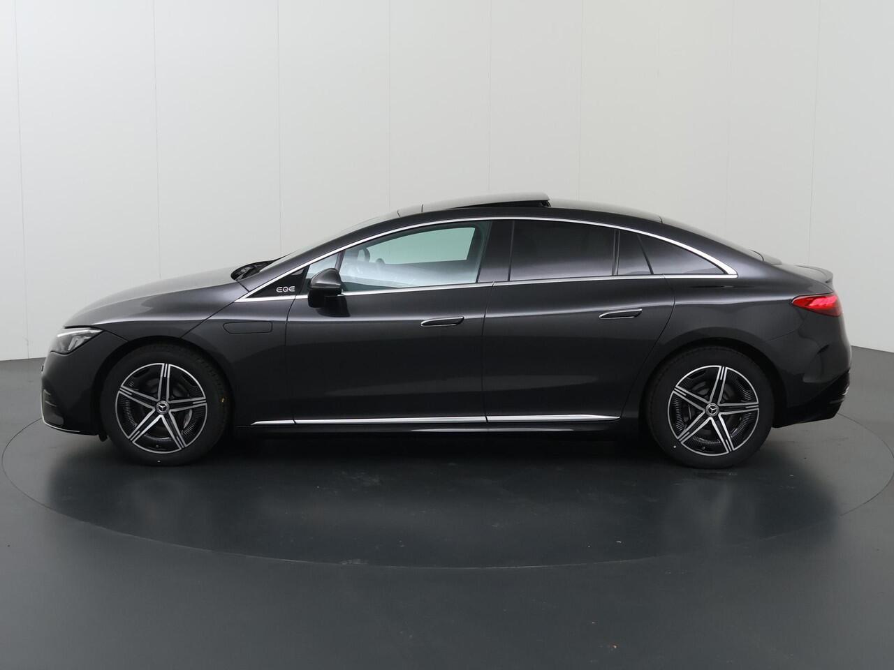 Mercedes-Benz EQE 300 AMG Line 89 kWh | Panoramadak | Rode gordels | Memory | Stoelverwarming | Sfeerverlichting |