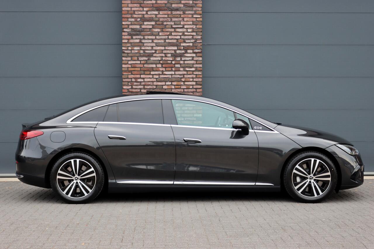 Mercedes-Benz EQE 300 Luxury Line 89 kWh | 39.500,- ex | Distronic | Panoramadak | Verwarmd Stuurwiel | Memory | Leder | Warmtepomp | Camera | Rijassistentiepakket | Digital Light |