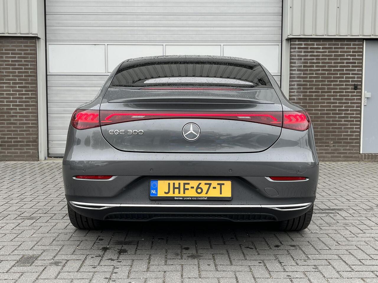 Mercedes-Benz EQE 300 Business Edition | Panoramadak | Plus Pakket | DISTRONIC Afstandsassistent | Dodehoekassistent | Donkergetint Glas Achter | Apple CarPlay | Android Auto | Elektrisch Verstelbare Stoelen + Memory | Stoelverwarming | Sfeerverlichting | Elektrisch Inklap