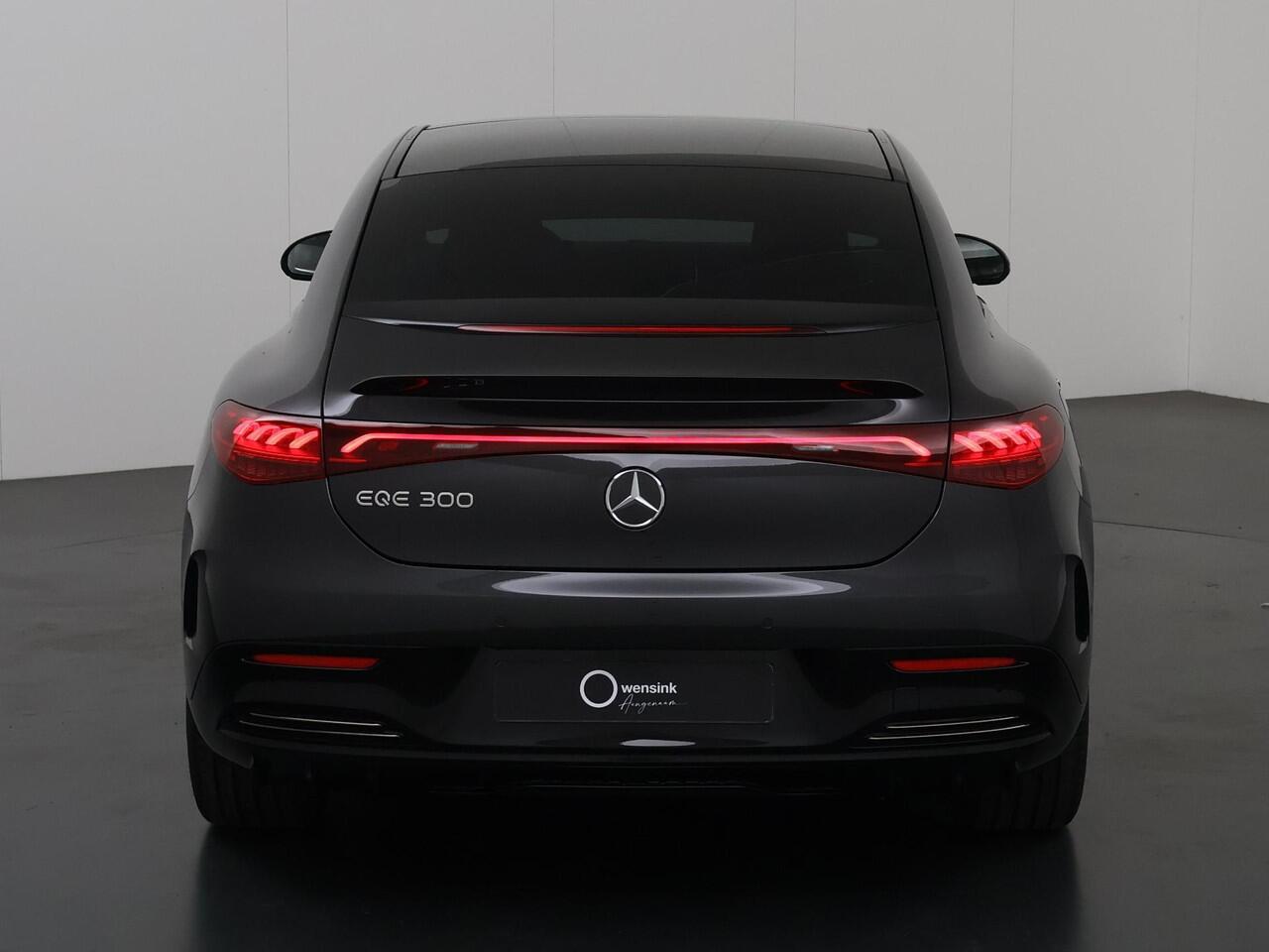 Mercedes-Benz EQE 300 Sport Edition AMG | AMG Pakket | Burmester | Panoramadak | Stuurverwarming | Elektrische stoelen met Memory | Trekhaak | Sfeerverlichting | Zitkenematica | Night Pakket |