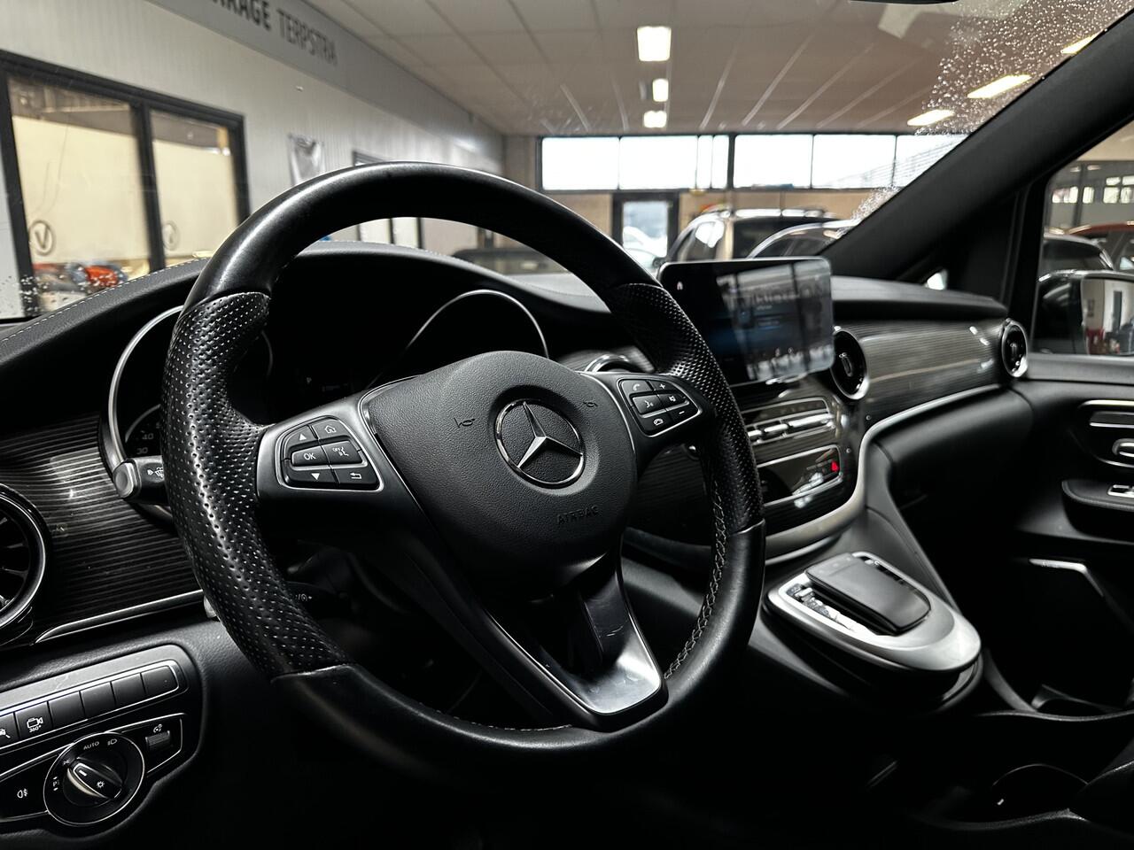 Mercedes-Benz EQV 300 L2 90kWh/ AMG Styling/ 2x Schuifdeur/ LED Koplampen/ 18'' LMV/ Vol Leder/ Elek. Kofferklep/ 360° Camera/ Sfeerverl./ Lane-Assist./ Apple + Android/ Elek. Stoelen + Memory/ Stoelverw.