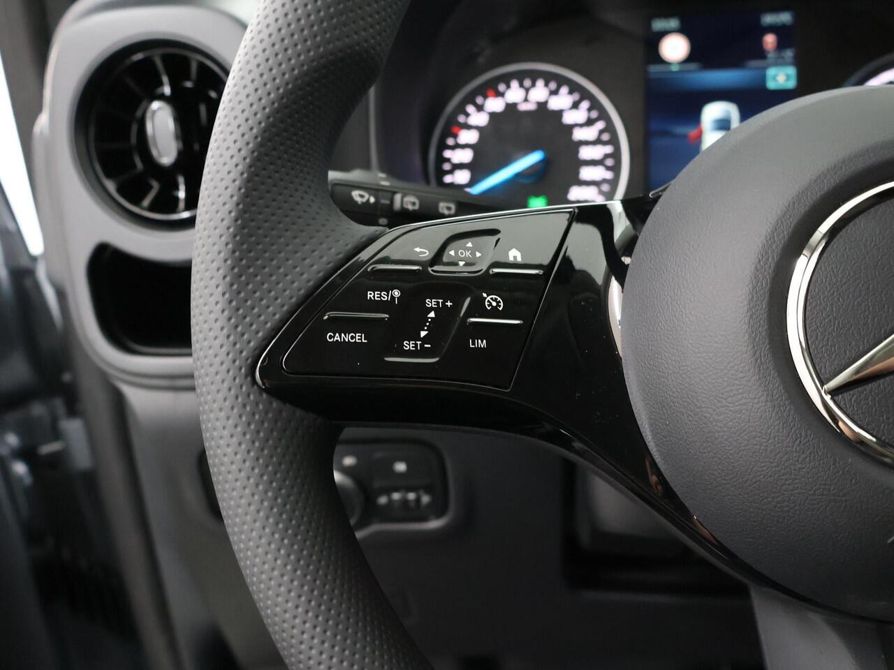 Mercedes-Benz EVITO TOURER 129 L2 PRO 90kWh | Snelladen 110 KWh | Achteruitrijcamera | Parkeerpakket | Comfortbestuurdersstoel | Dodehoekassistent | 8 Zitplaatsen | 360KM Range |