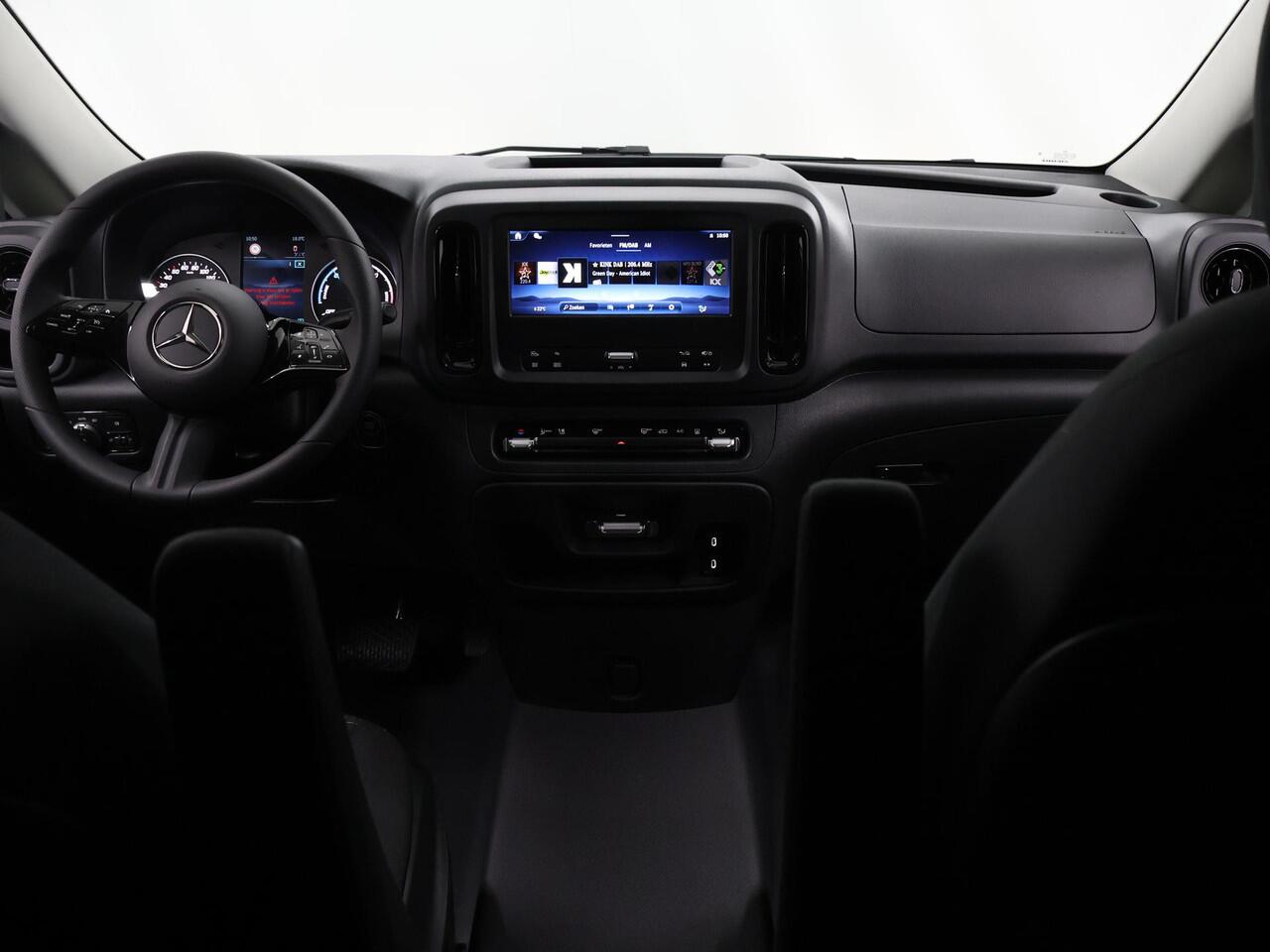 Mercedes-Benz EVITO TOURER 129 L2 PRO 90kWh | Snelladen 110 KWh | Achteruitrijcamera | Parkeerpakket | Comfortbestuurdersstoel | Dodehoekassistent | 8 Zitplaatsen | 360KM Range |