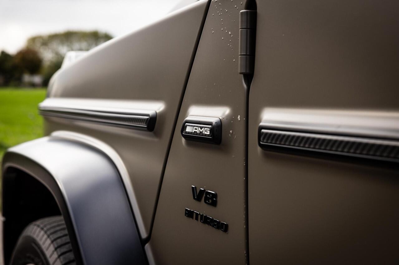 Mercedes-Benz G-KLASSE AMG 63 | Carbon| Donker Olijf Magno | AMG Performance pakket | AMG Nightpakket II | 22-Inch AMG Kruisspaaks | in Consignatie